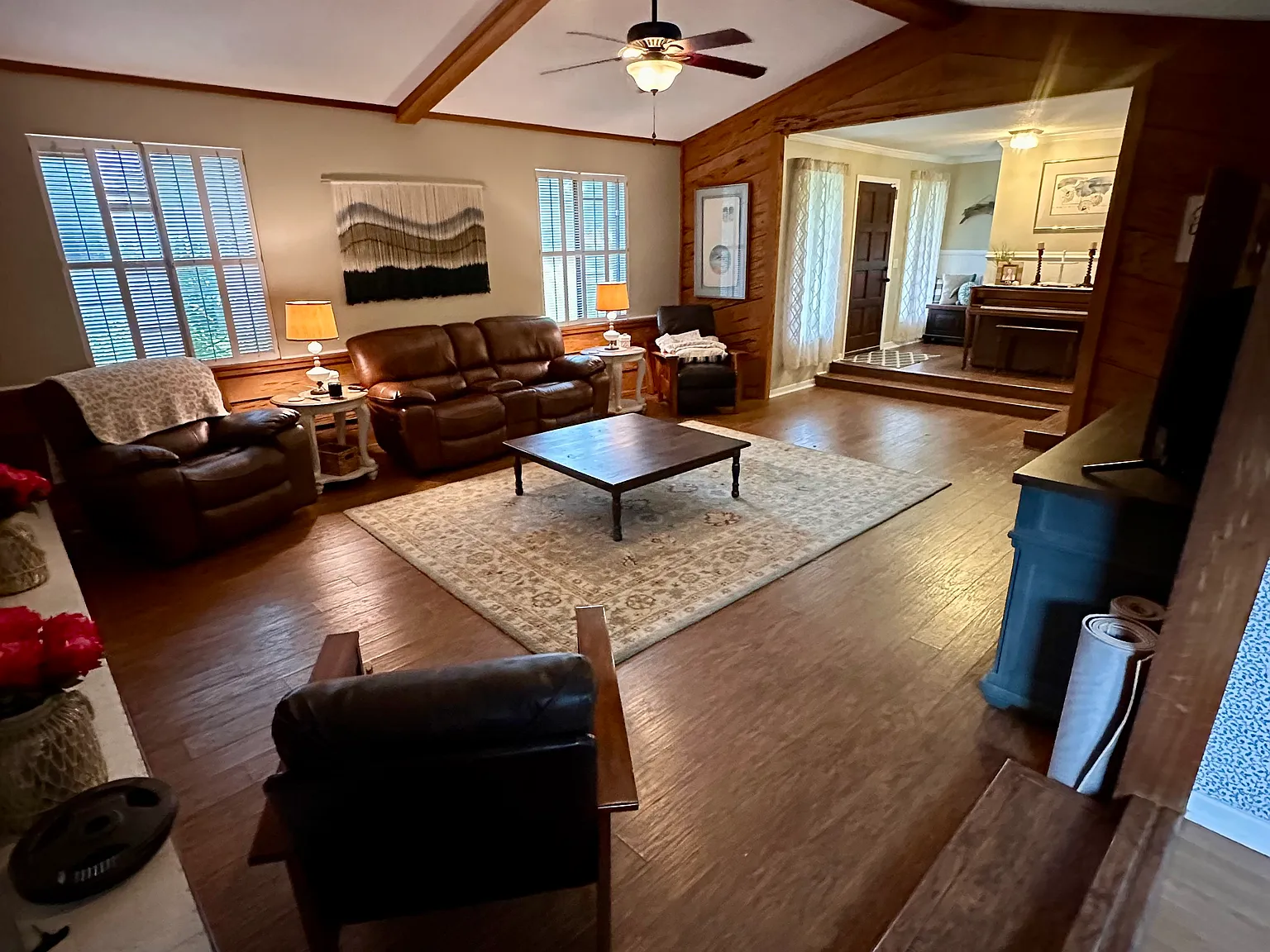 3 bed, 2400 sqft, $3,000 — Photo 3