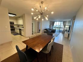 3600 NE Mystic Pointe Dr