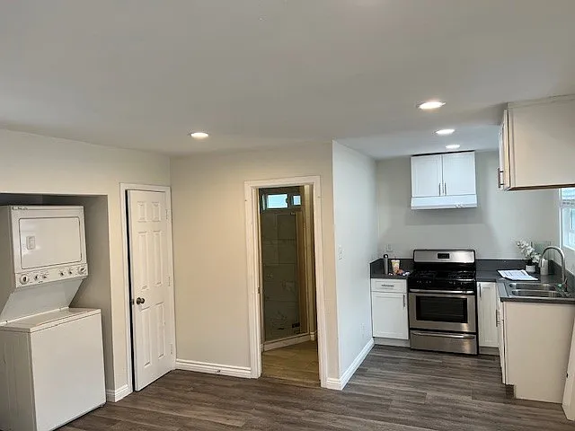 561 W I St — Photo 2