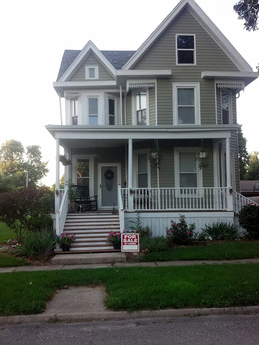 704 E Center St photo 1