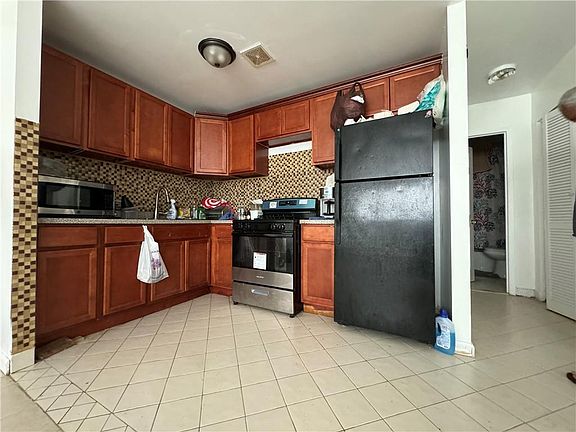 4th image of 1611 E 92nd St
