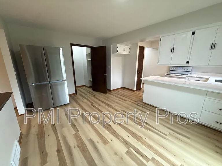 8150 S 88th St — Photo 10