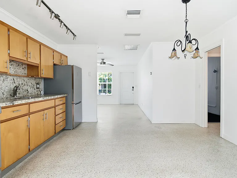 205 Rutland Blvd — Photo 10