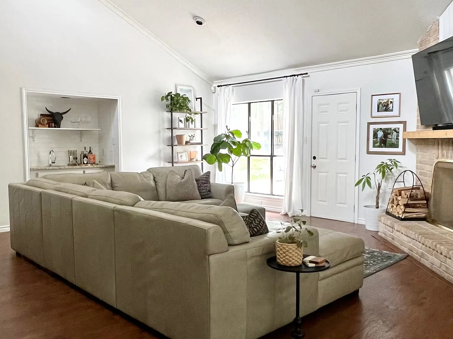 3 bed, 1956 sqft, $2,900 — Photo 2