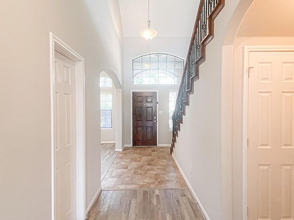 Two story entry way with soaring ceilings