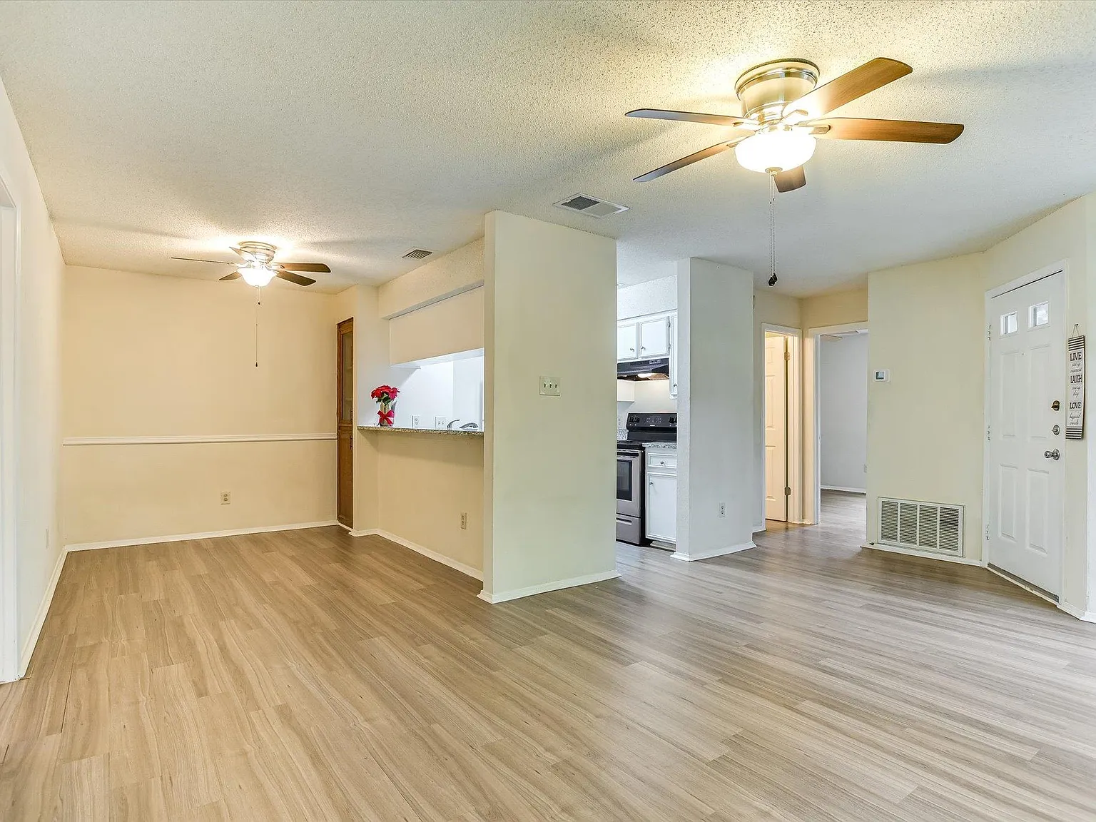 2 bed, 2.0 bath, 952 sqft, $1,295 — Photo 2