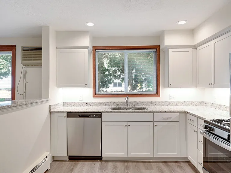 2407 Hampshire Ave — Photo 10