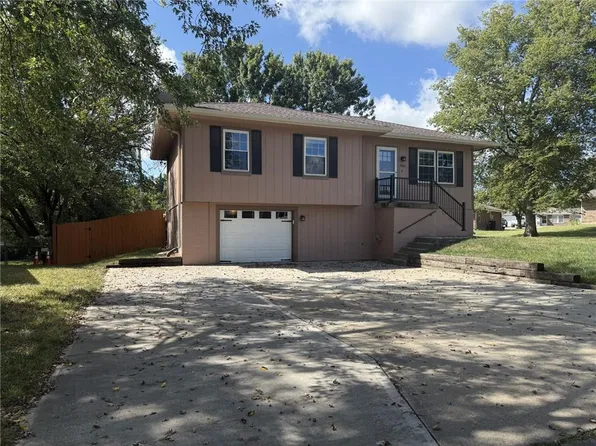 1504 Hawthorne Cir, Pleasant Hill, MO 64080