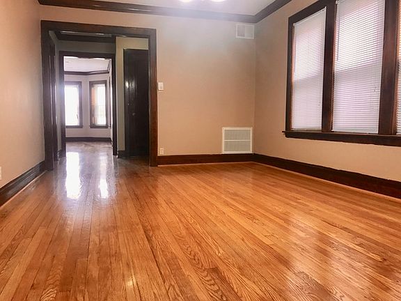 4th image of 5938 N Artesian Ave