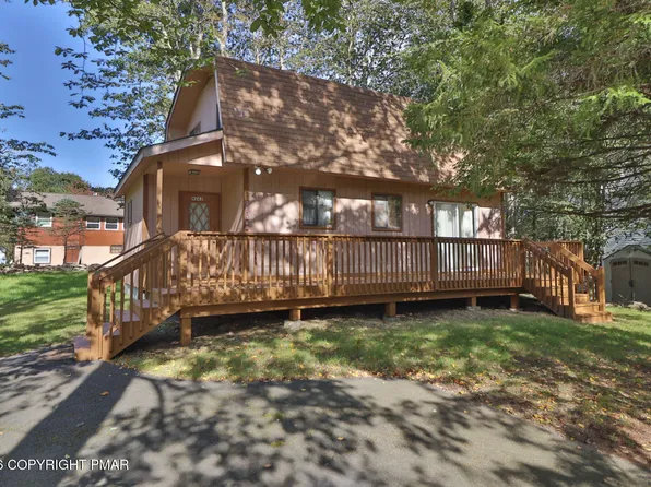 774 Country Place Dr, Tobyhanna, PA 18466