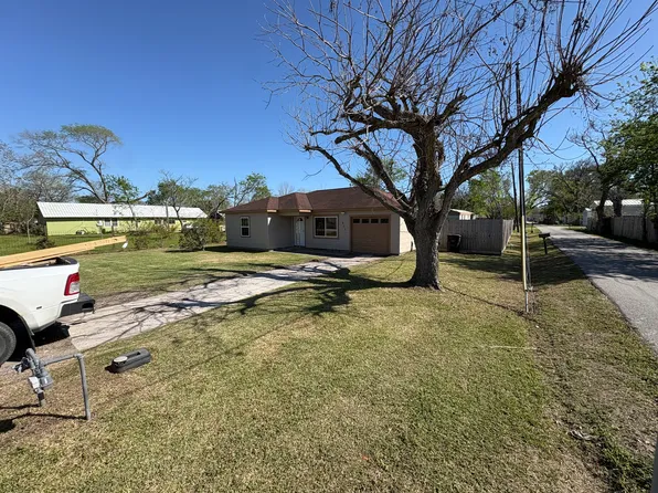 511 Jones Rd, Highlands, TX 77562