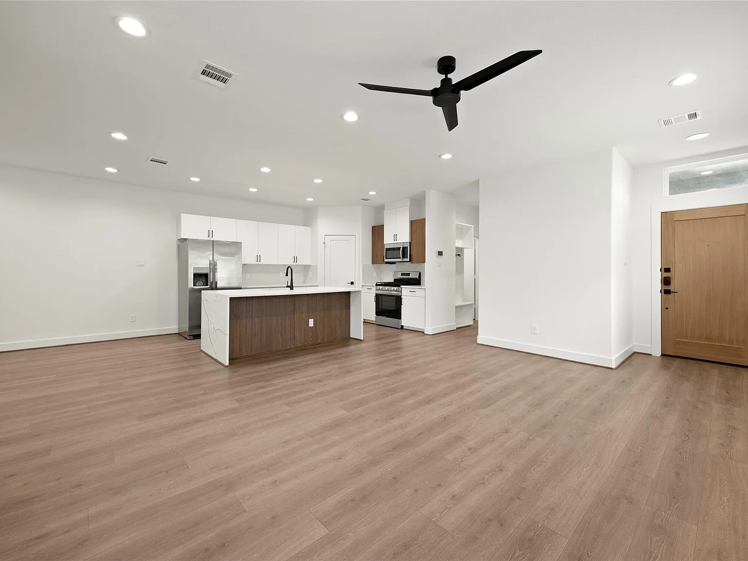 4 bed, 2.5 bath, 2001 sqft, $2,820 — Photo 3