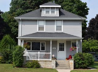 838 N 10th St, Manitowoc, WI 54220