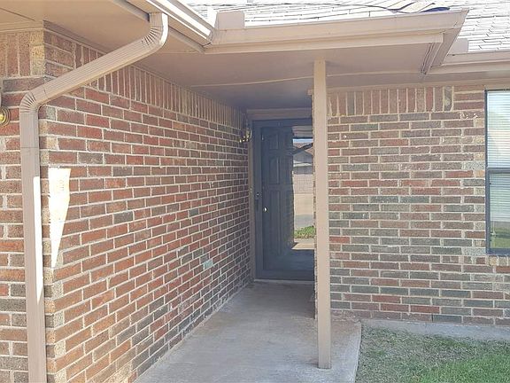 3rd image of 2613 NW Locksley Ln
