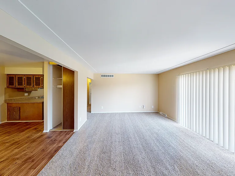 Rivercrest Apartments — Photo 14