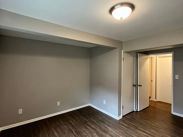 Stunning / Extra Large 1-Bedroom! Faux Hardwood Floors, Washer & Dryer, Stainless Appliances & Pe... — Photo 16