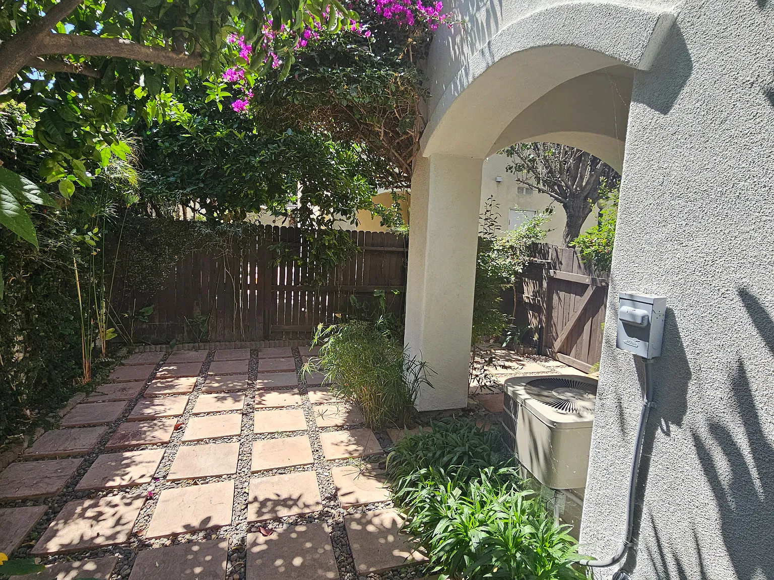 4 bed, 2.5 bath, 1676 sqft, $4,200 — Photo 4