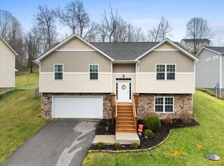 1041 Saint Clair Ln, Christiansburg, VA 24073