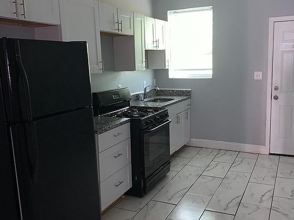 3rd image of 1935 W Mosher St