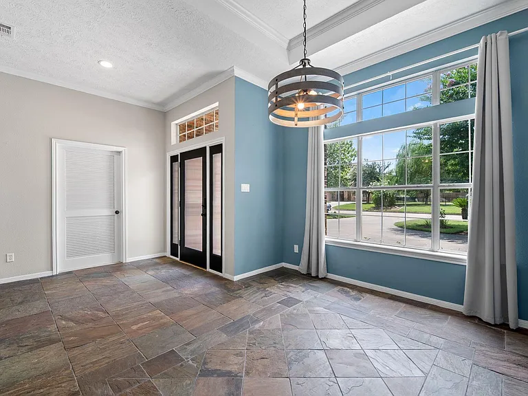 118 Hillsborough Dr W — Photo 5