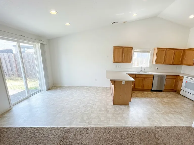 3517 NE Hembree St — Photo 4