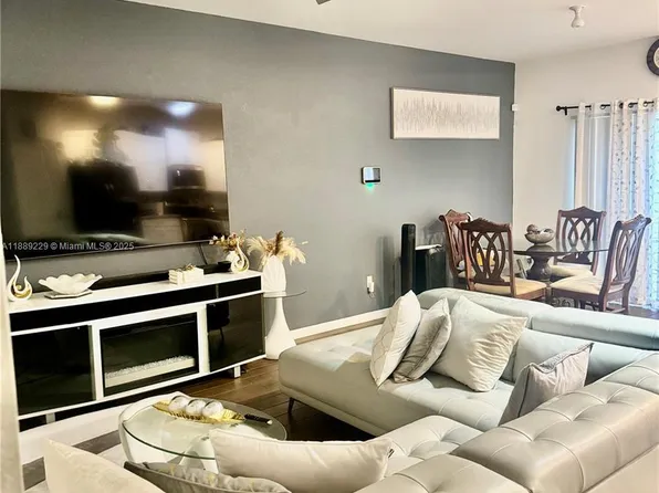 4039 NW 11th St, Lauderhill, FL 33313