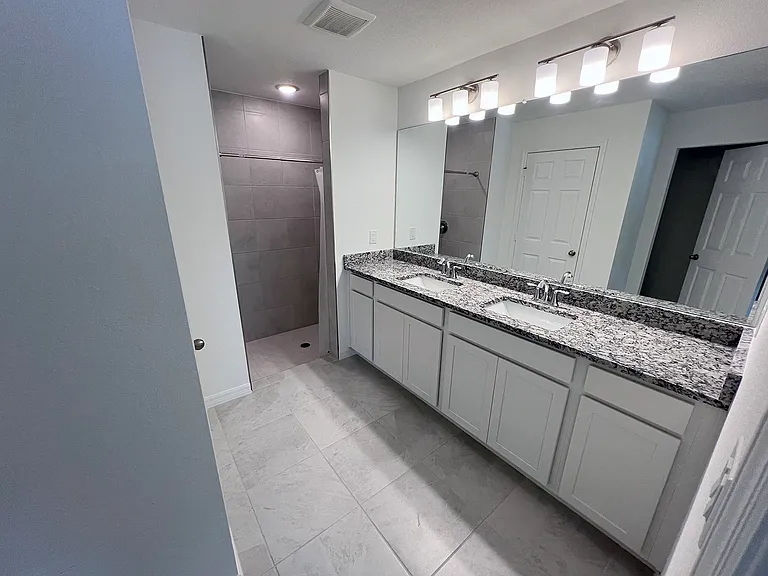 1510 SW 13th Ter — Photo 3