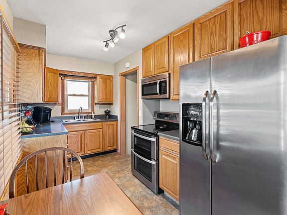4th image of 3940 E 8th St