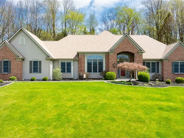 7638 Pine Tree Dr, Victor, NY 14564