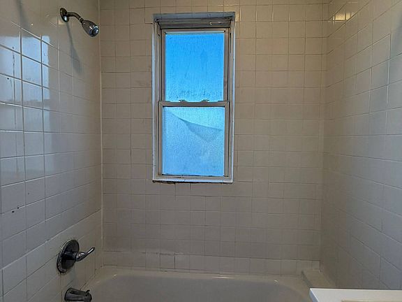 5th image of 72 Rose Ave #2R
