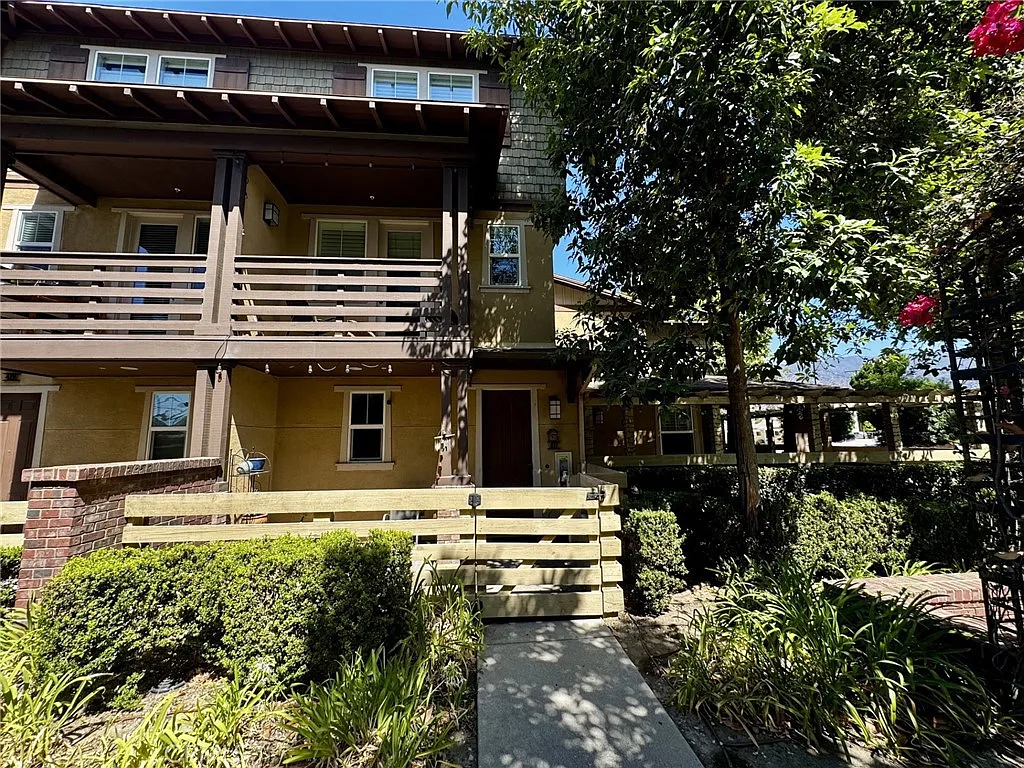 3 bed, 1380 sqft, $3,600 — Photo 2
