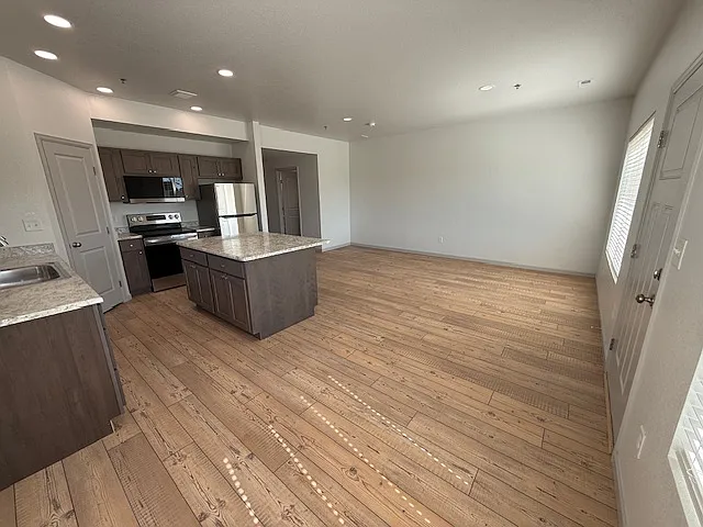 3 bed, 2.5 bath, 1720 sqft, $2,100 — Photo 4