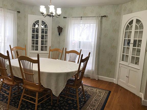 3rd image of 537 Losey Blvd N