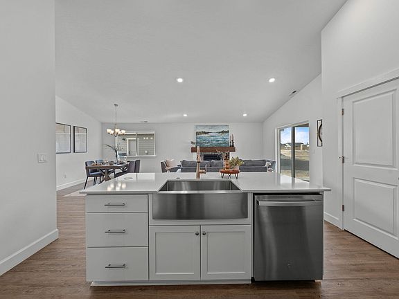 4th image of 435 NW Monte Vista Ave #121