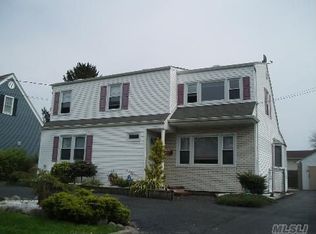 169 Austin St, Lindenhurst, NY 11757