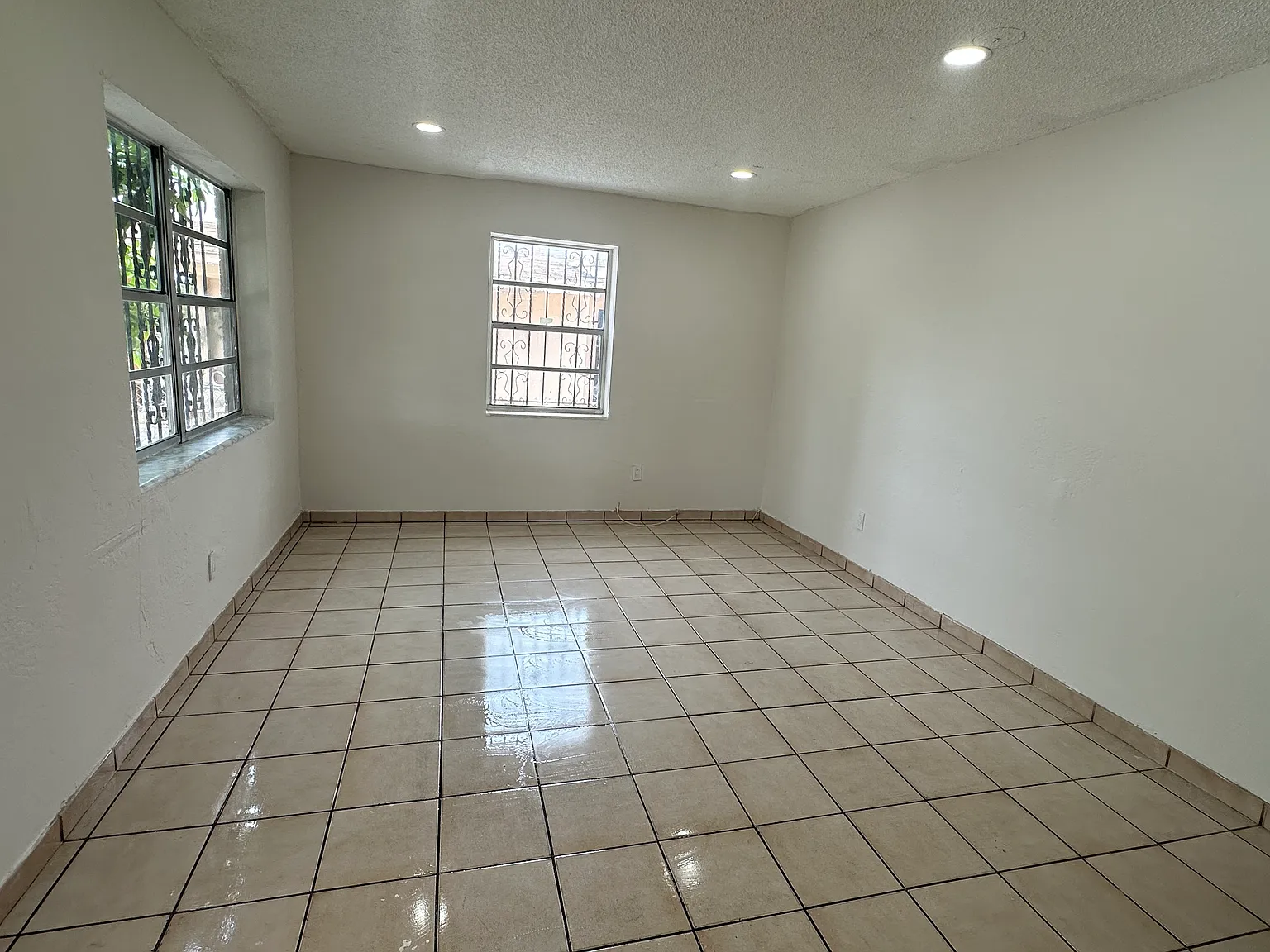 3 bed, 1200 sqft, $2,600 — Photo 2