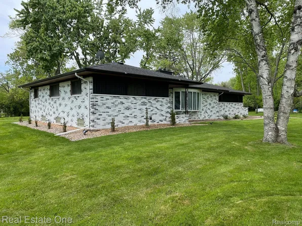 28349 Shadylane Dr, Farmington Hills, MI 48336