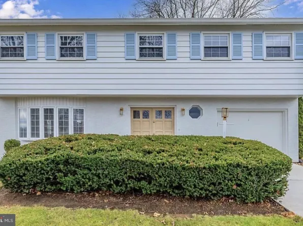 7 Center Dr, Camp Hill, PA 17011
