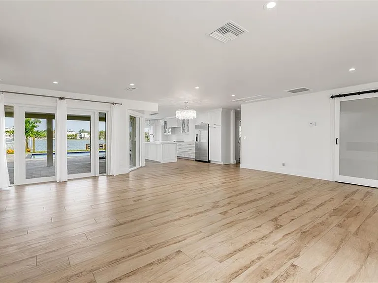 10350 Paradise Blvd — Photo 9