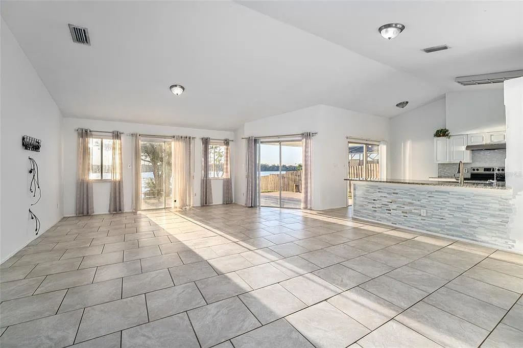 3 bed, 2.0 bath, 1349 sqft, $2,500 — Photo 4