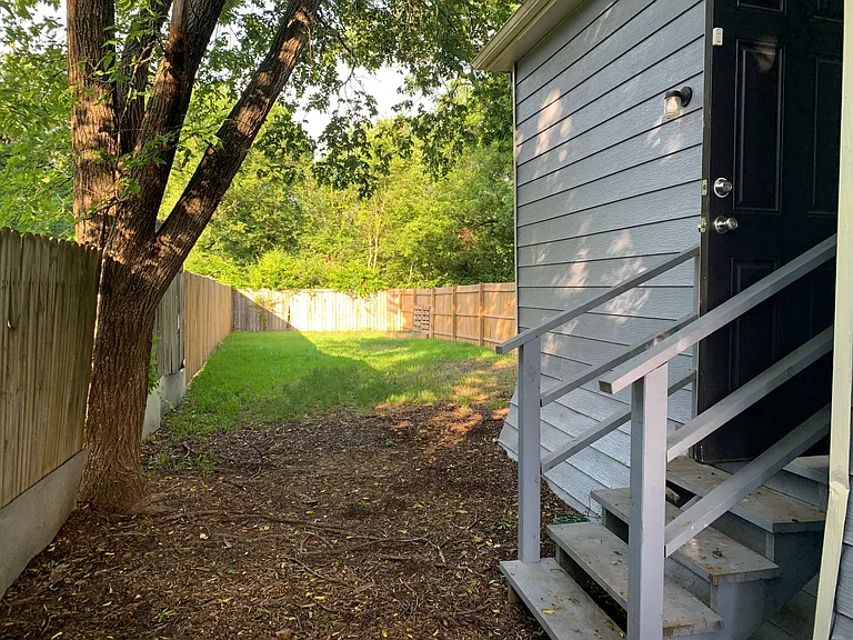 1433 S Travis St #A — Photo 44
