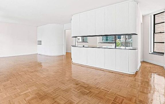 4th image of 224 E 52nd St APT 15