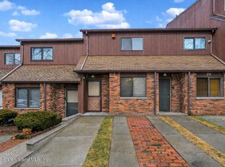 31 Stonegate Dr, Staten Island, NY 10304