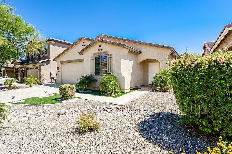 1st image of 1083 E Saddleback Pl