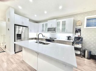 148 E Carrington Cir NW, Calgary, AB T3P 0Y4
