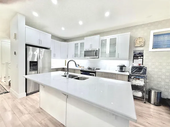 148 E Carrington Cir NW, Calgary, AB T3P 0Y4