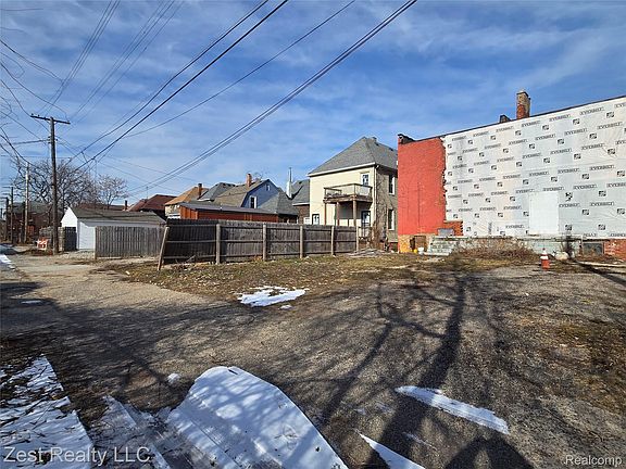 4th image of 691 Clairmount St