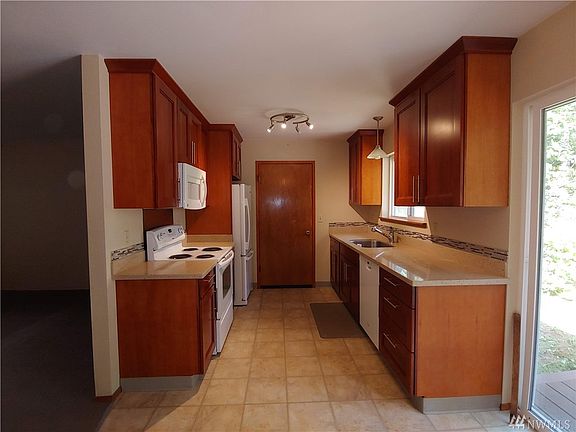 4th image of 560 E Timberlake East Dr