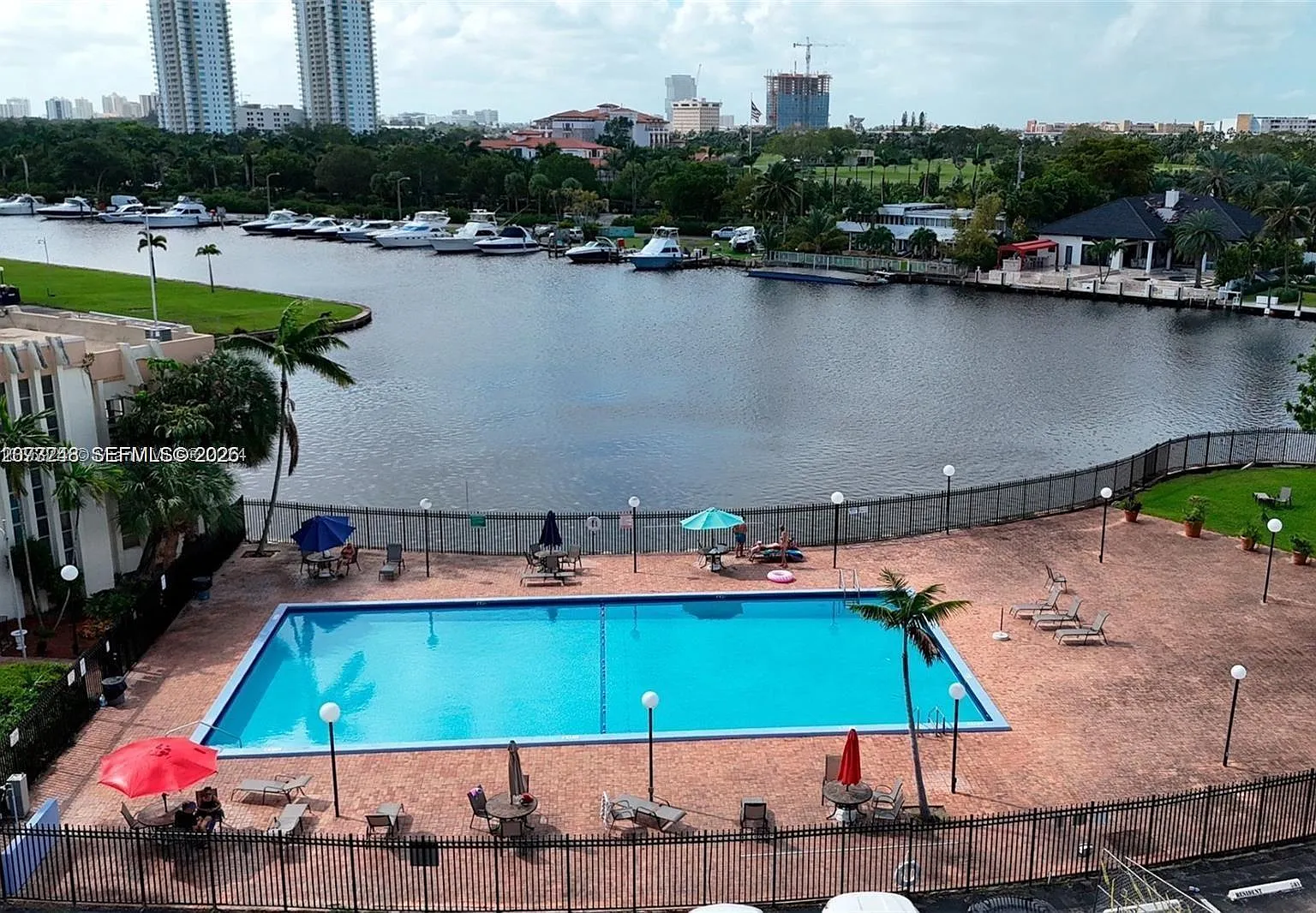 Desoto Park Condo — Photo 1