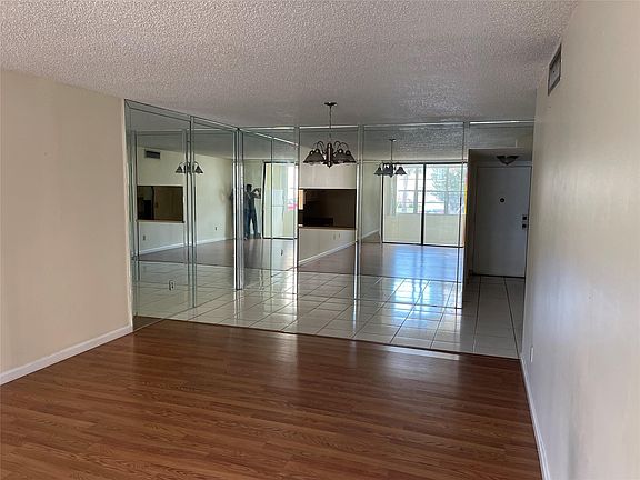 5th image of 2850 Somerset Drive #116L